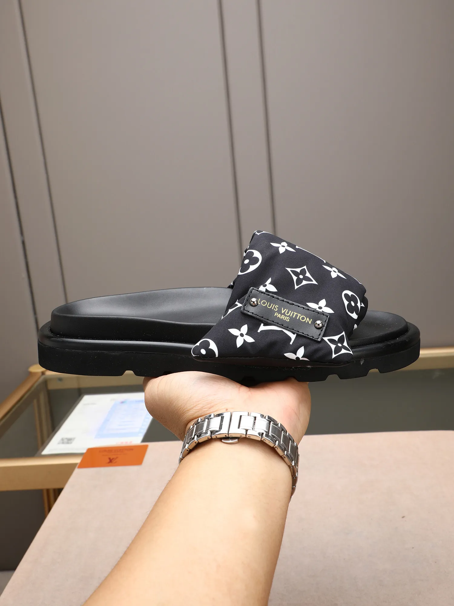 PP360 [LOUIS VUITTON] Louis Vuitton, LV printing, men's and women's slippers are on the market. The drawer box packaging comes with a cloth bag and a card. The upper pattern looks very soft and waxy, and it is a super versatile leg slimming tool. Fabric: imported denim/canvas/old fabric, LV hardware LOGO, official website pattern printing, comfortable to wear, feet: high-elastic PU water table. Sole: foam sole, heel height: about 5cm. Code number: 35-46, 35, 45, 46 are custom-made and non-returnable. Color: multiple colors and styles available.